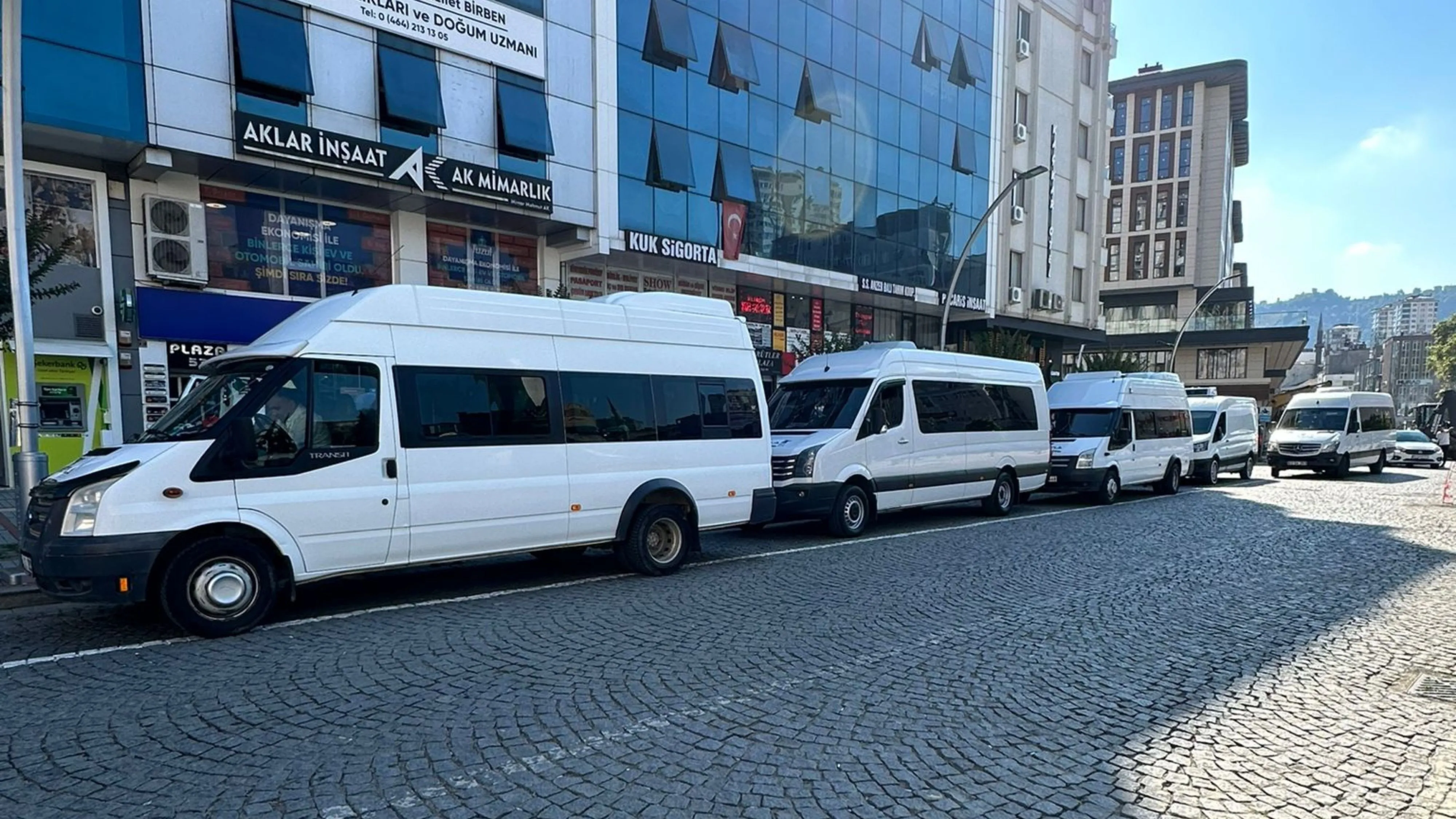 Rize’de turizm acentalarının ortak sorunu: Araçlarımızı ofis önünden kaldırmak istiyoruz