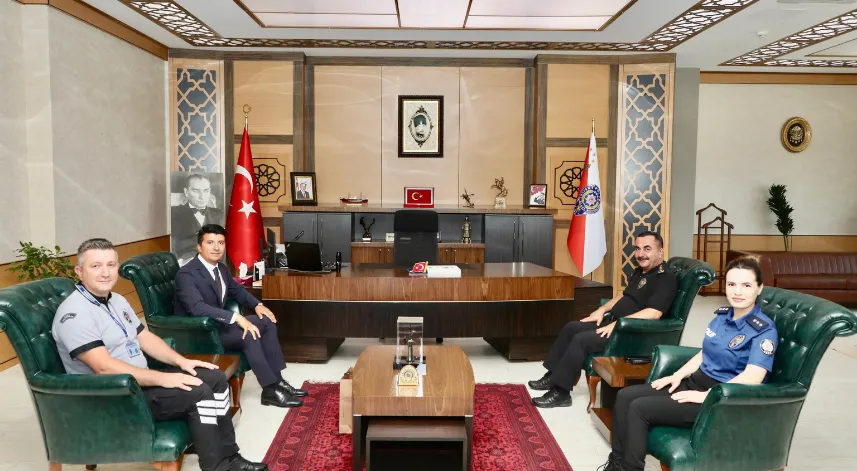 Samsun'da yaşlı adamın 780 bin lira dolandırılmasını önleyen güvenlik görevlisi ödüllendirildi