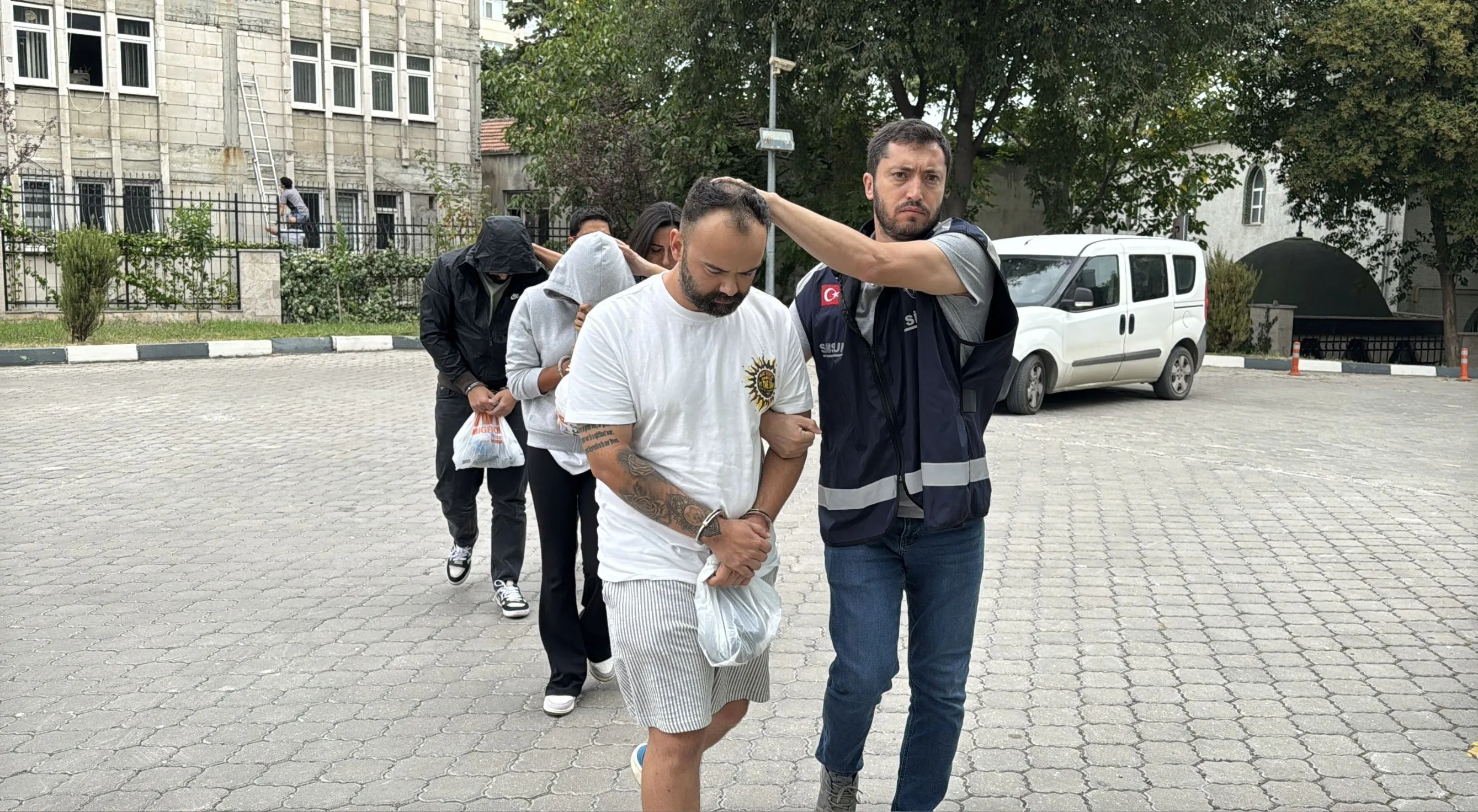 Sahte ilanla dolandırıcılık operasyonunda yakalanan 2 zanlı tutuklandı