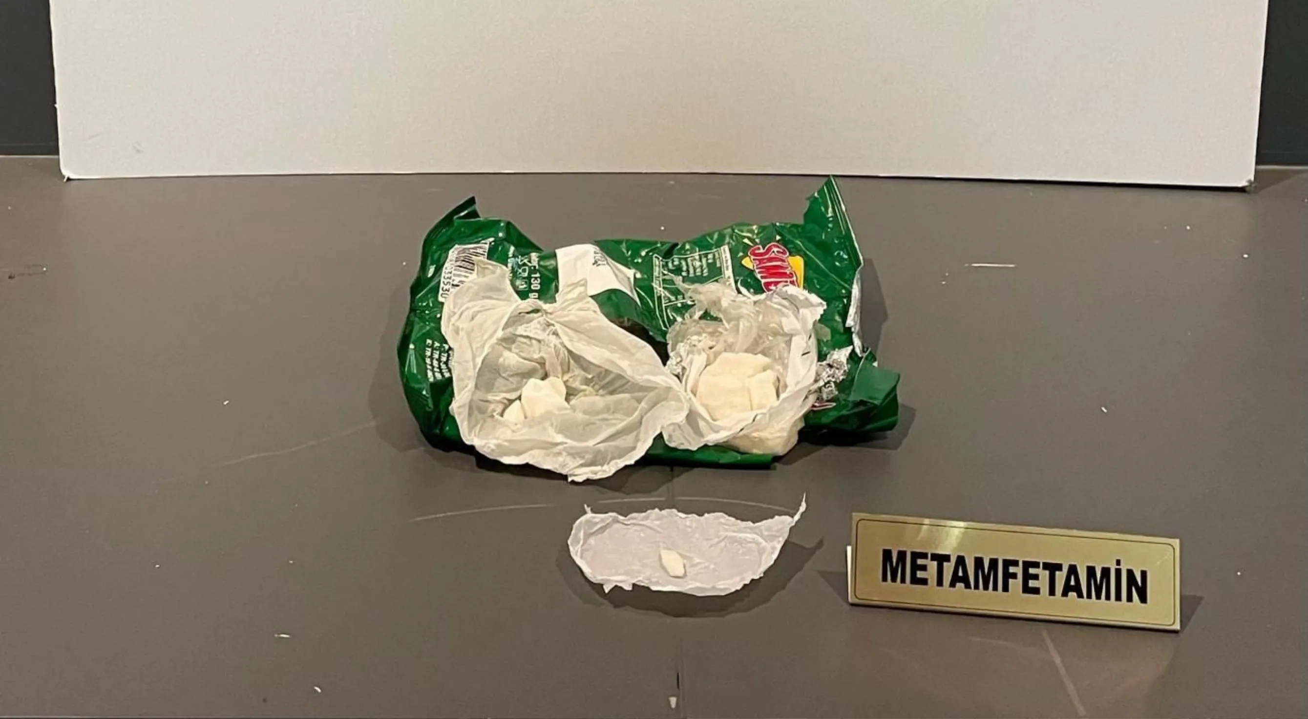 Gitar çantasındaki cips paketine gizlenen sentetik uyuşturucu bulundu