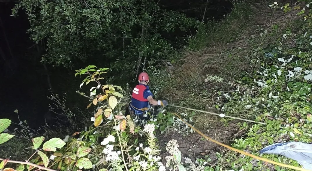 Uçuruma yuvarlanan tarım aracının sürücüsü öldü, babası yaralandı