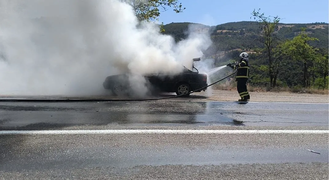 Tokat'ta seyir halindeki otomobil yandı