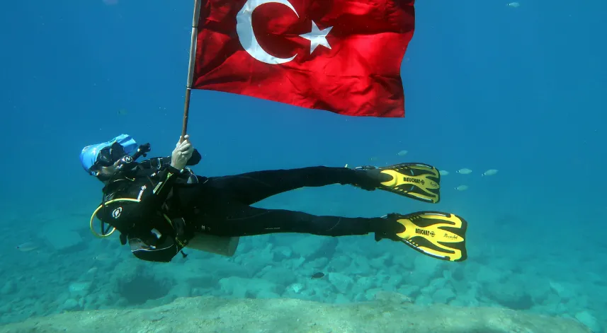 Deniz dibinde Türk bayraklı 30 Ağustos kutlaması