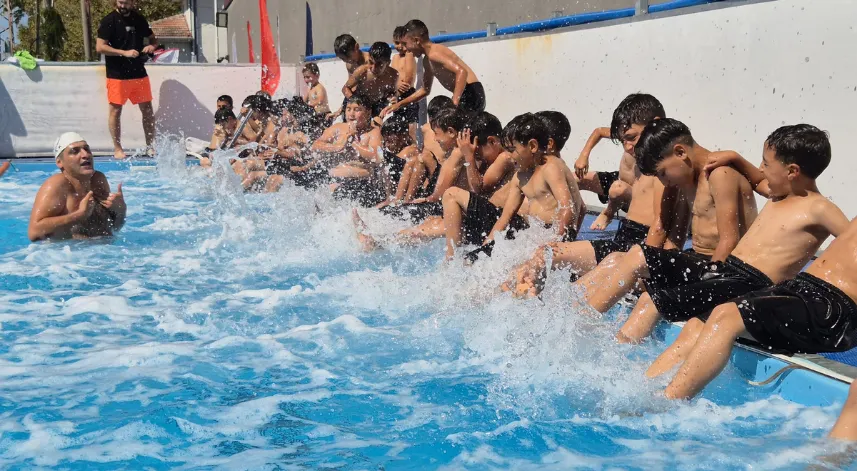 Mevsimlik işçilerin çocuklarına yüzme eğitimi