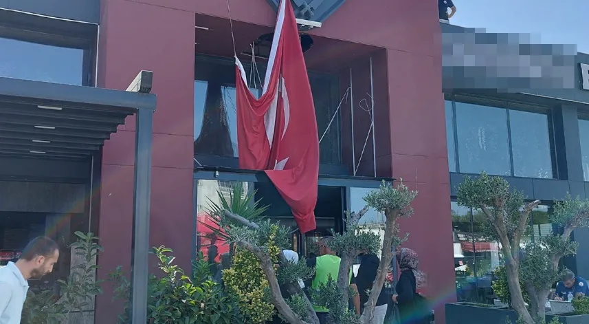 Bayrak asmak için çıktığı yerden düşüp, yaralandı