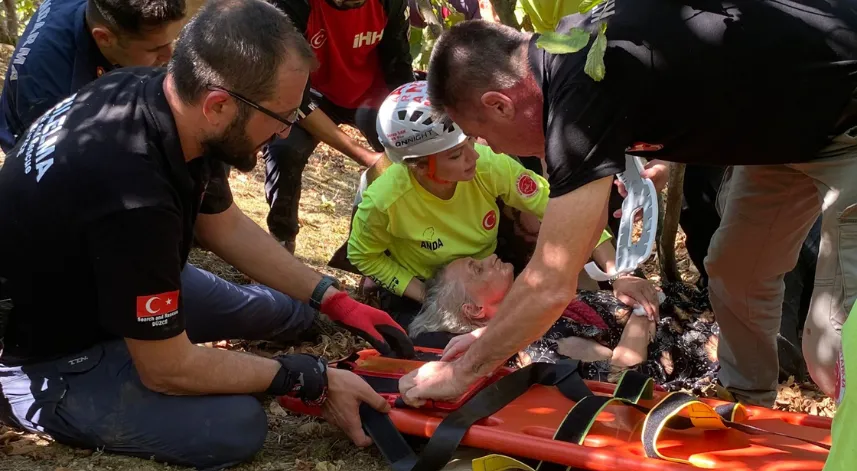 Düzce’de kaybolan 81 yaşındaki kadın, 53 saat sonra yarı baygın bulundu