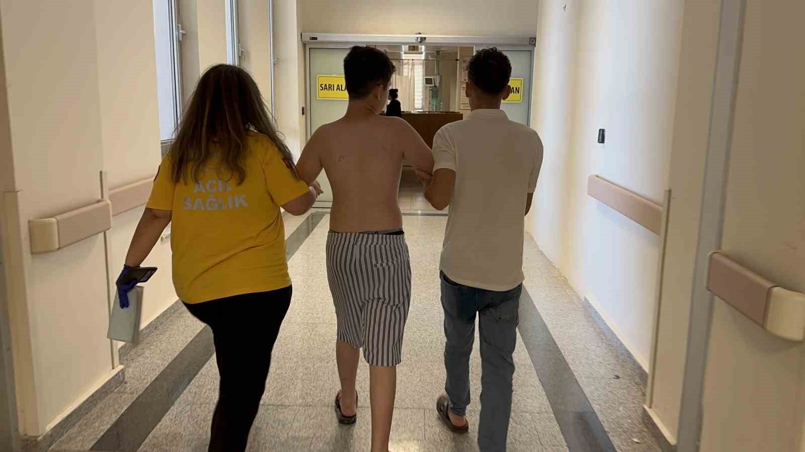 Çocuk havuzda ayağı kayarak yaralandı