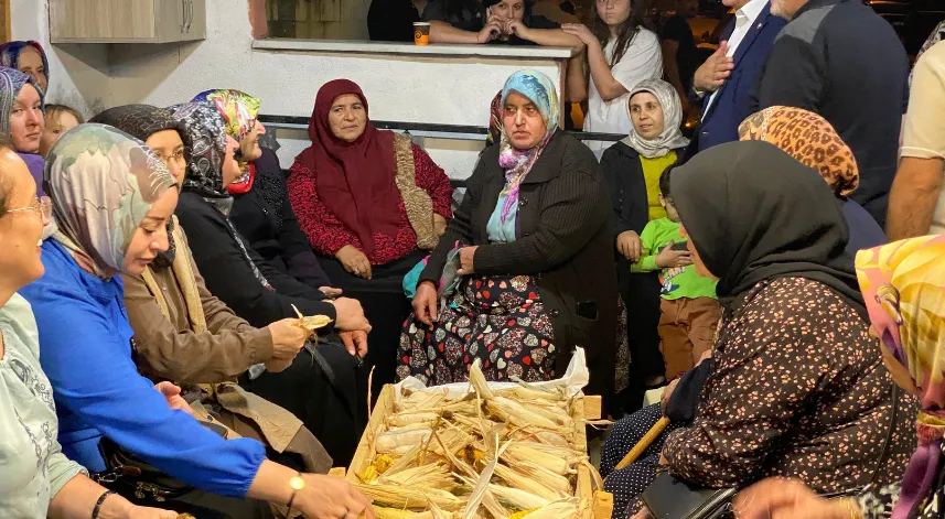 Bartın'da 2 asırlık gelenek; 3 saat boyunca topluca mısır soydular