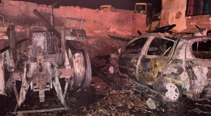 Garajda çıkan yangında otomobil ve traktör kullanılamaz hale geldi