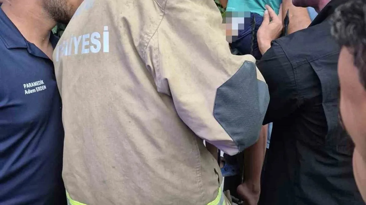 Demir korkuluklara sıkışan çocuk kurtarıldı