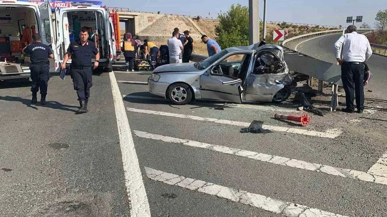 Bariyerlere çarpan otomobil hurdaya döndü: 5 yaralı