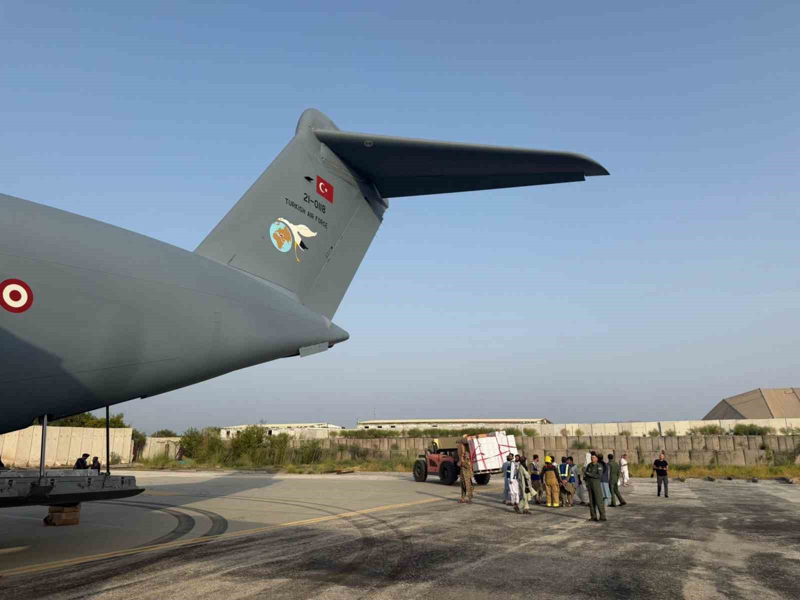 İnsani yardım malzemeleri Türk Hava Kuvvetleri’ne ait uçakla Afganistan’a ulaştırıldı