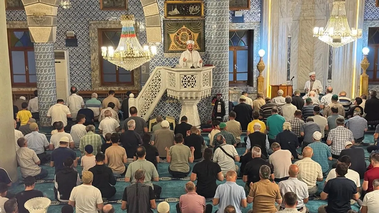 Rize’de Mevlid Gecesi Dualarla İdrak Edildi