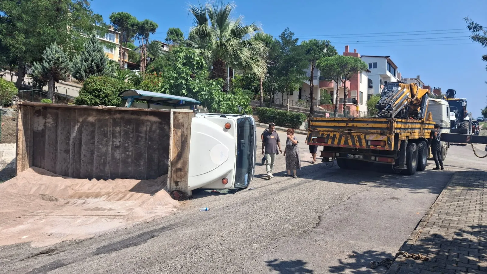 Sinop'ta freni boşalan kamyonet devrildi, sürücü hafif yaralandı