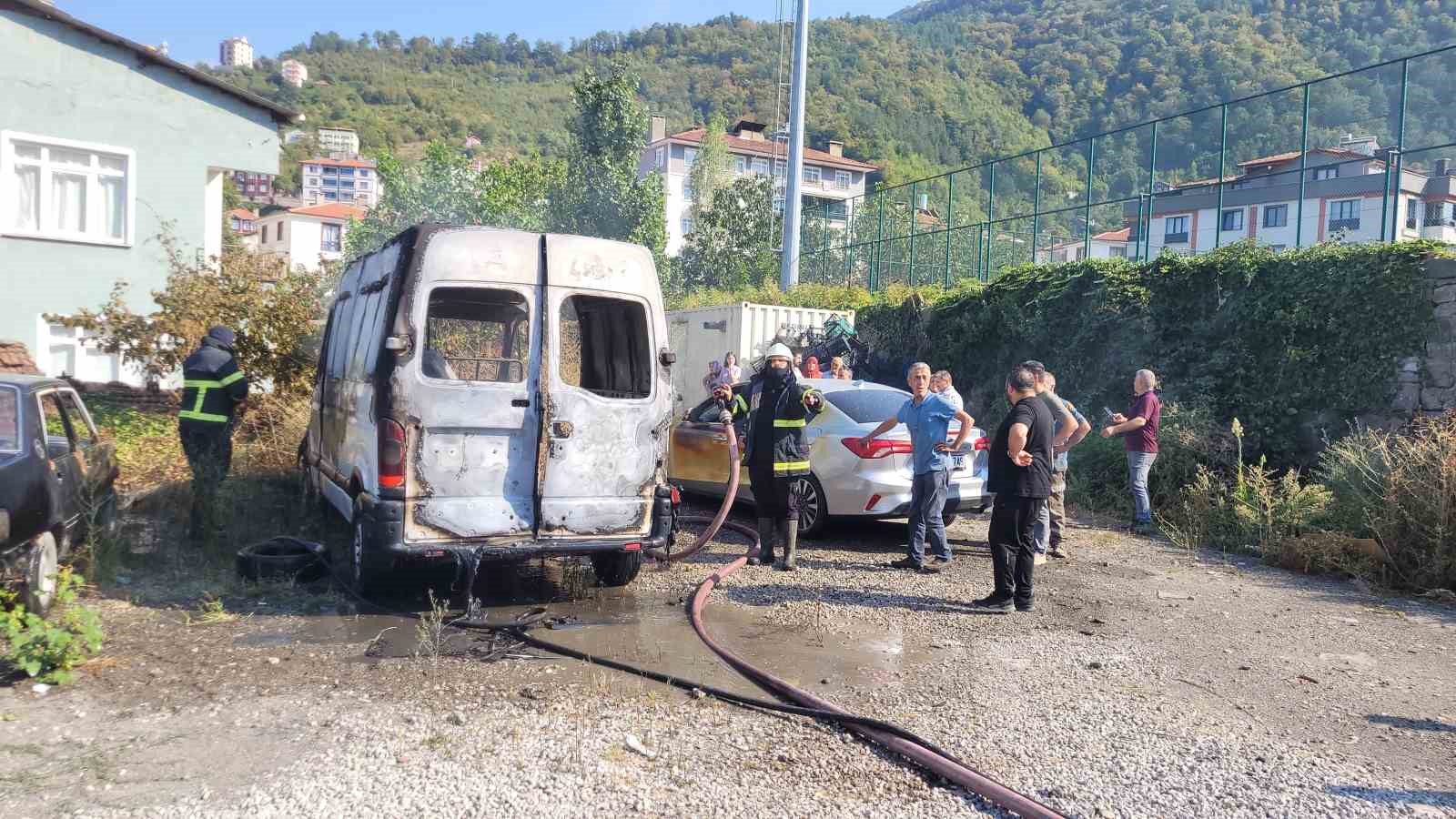 Park halinde alevlere teslim olan panelvan araç yandı