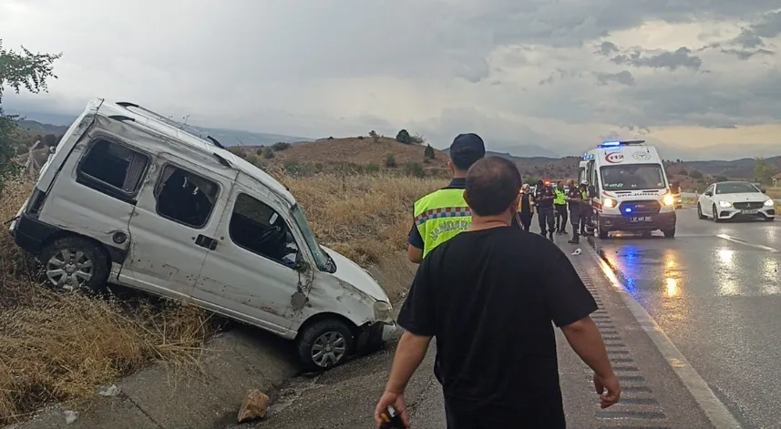 Kastamonu’da hafif ticari araç refüje çarptı; 1 ölü, 4 yaralı