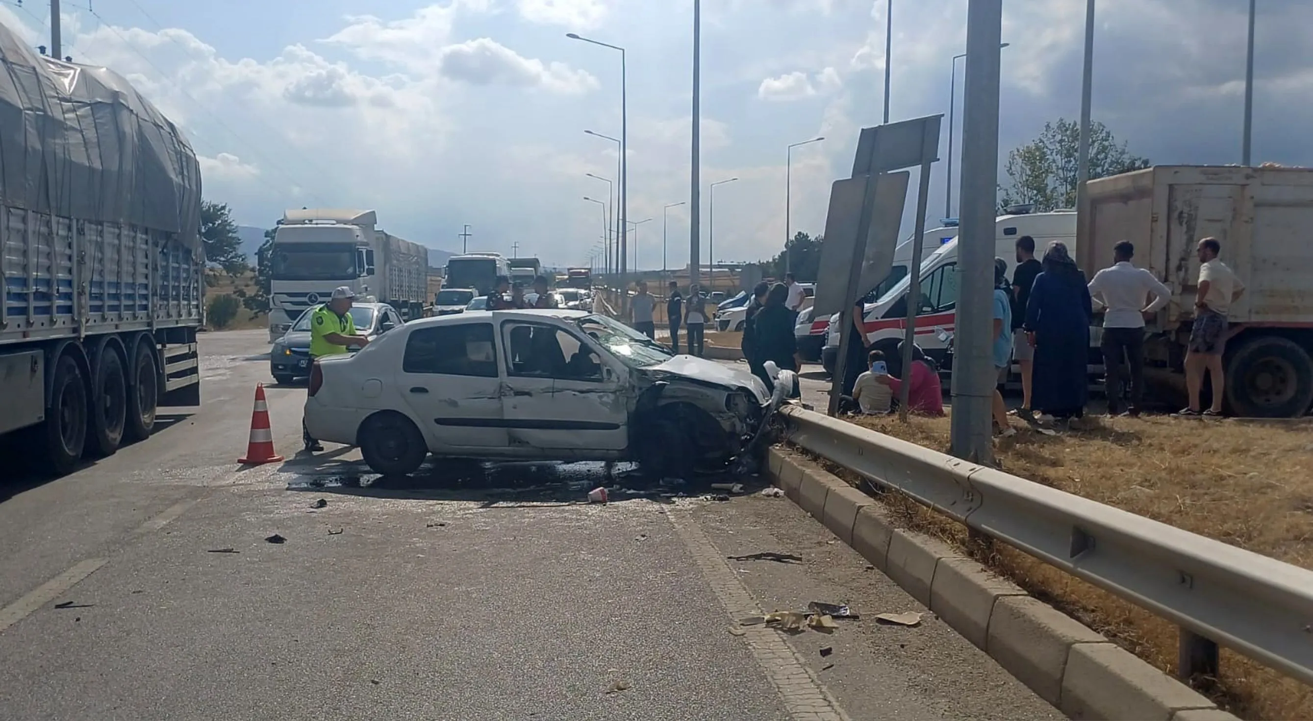 Kamyon ile otomobil çarpıştı: 4 yaralı