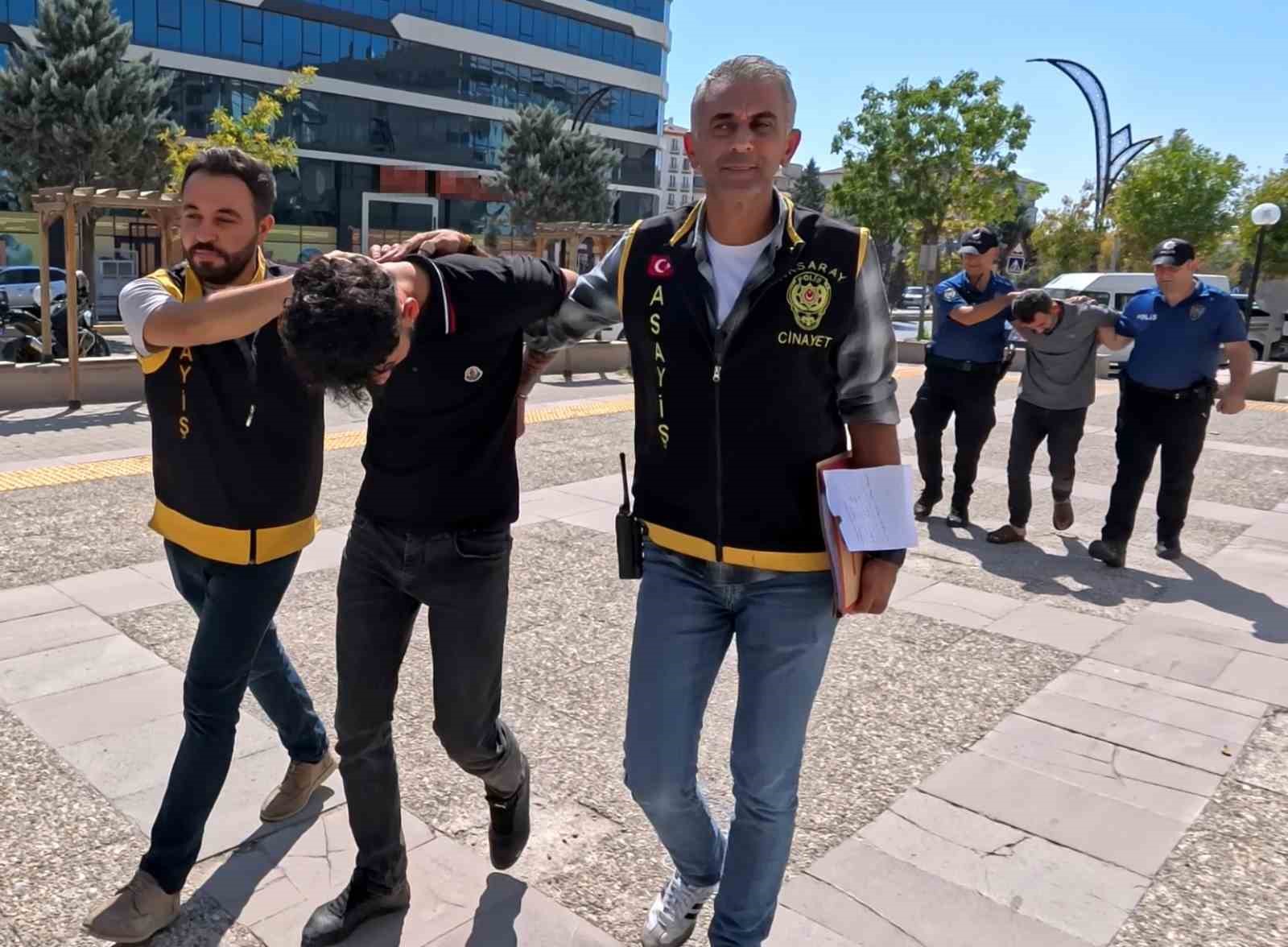 Polise sandalye ve bıçaklı saldırıda serbest kalan baba-oğul tutuklandı