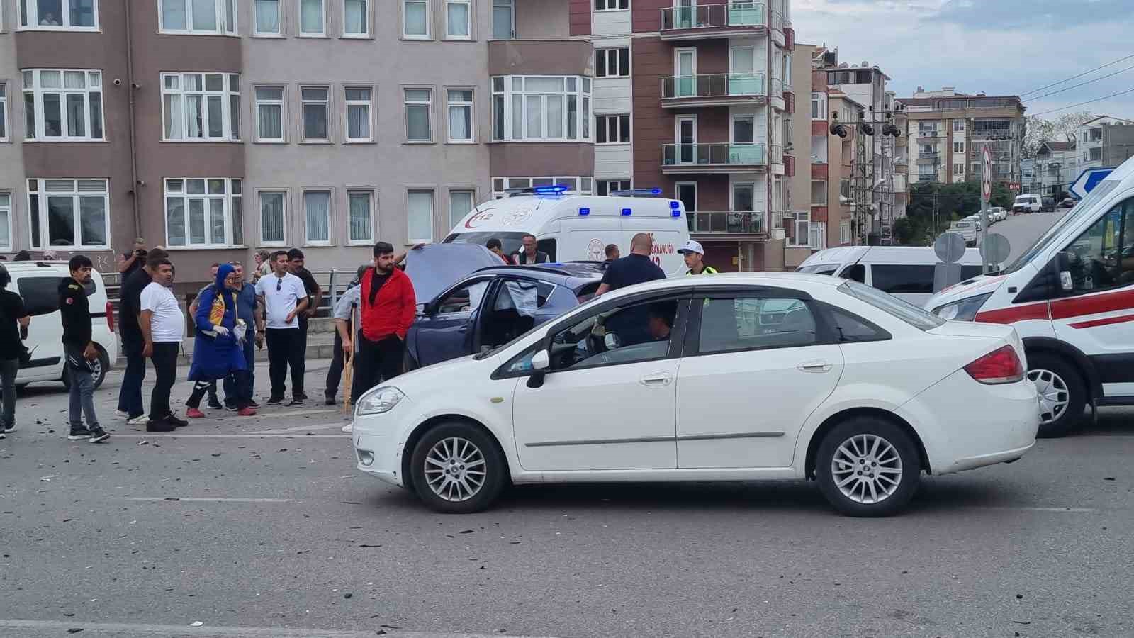 Sinop’ta iki otomobil çarpıştı: 2 yaralı