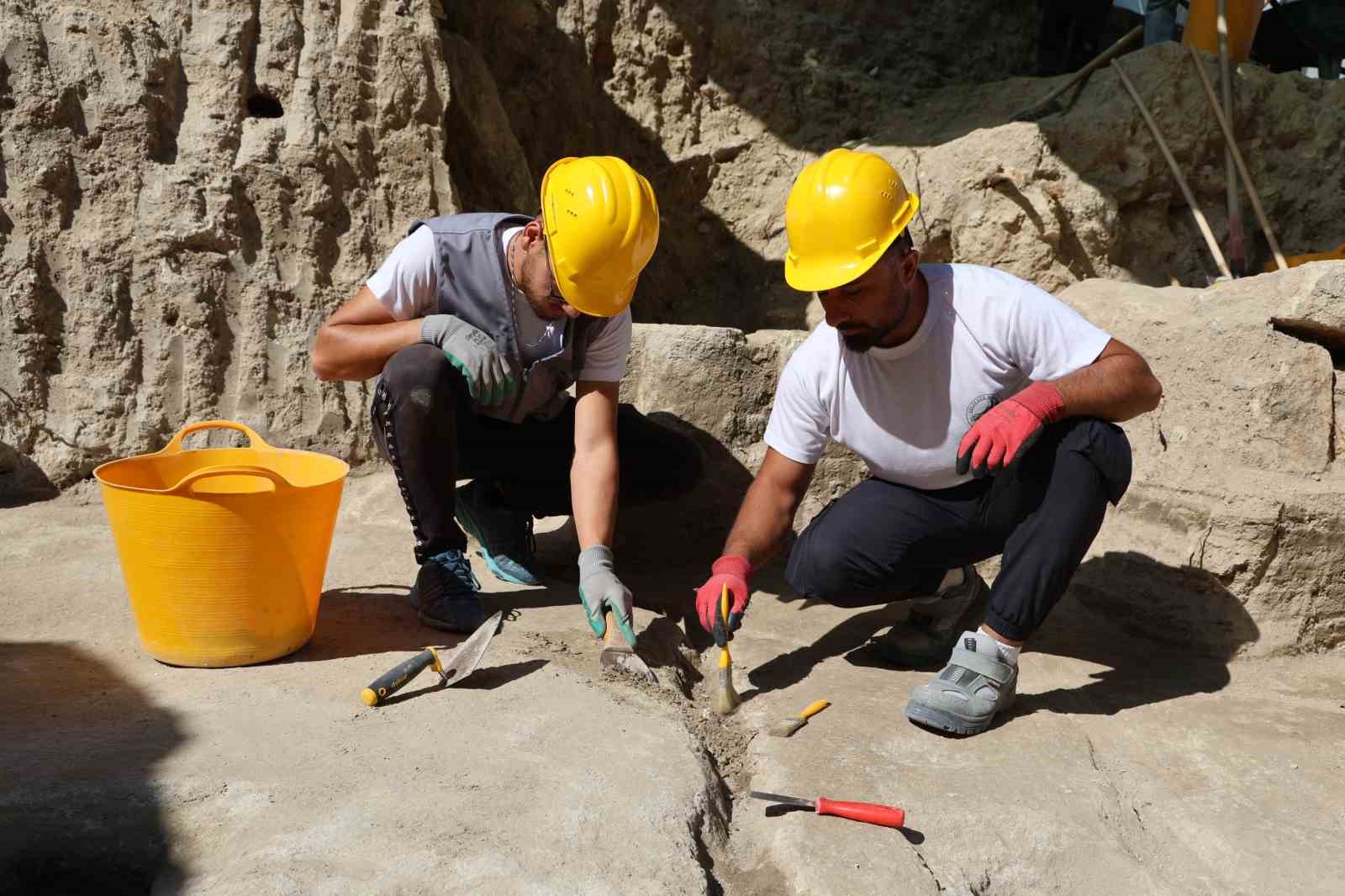 Yolun altından bin 500 yıllık tarih çıktı