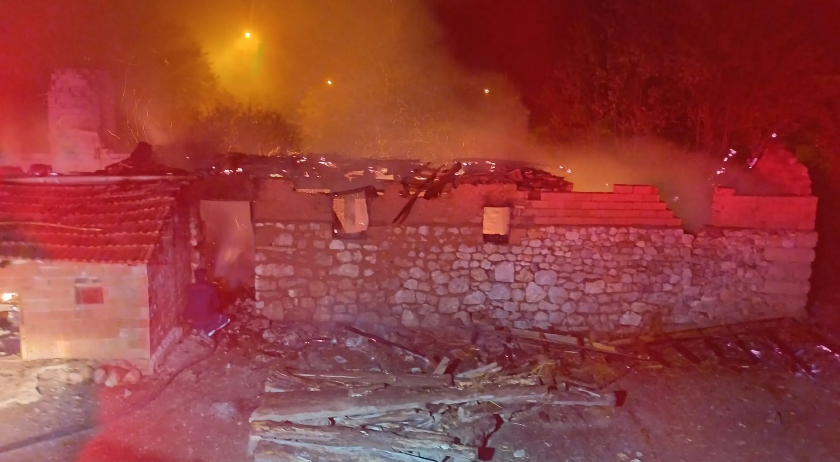 Çıkan yangında ahır, depo kullanılamaz hale geldi içindeki tarım ürünleri zarar gördü