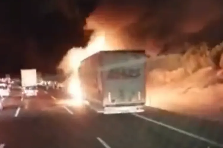 Otobanda tır yandı, patlama anı kamerada