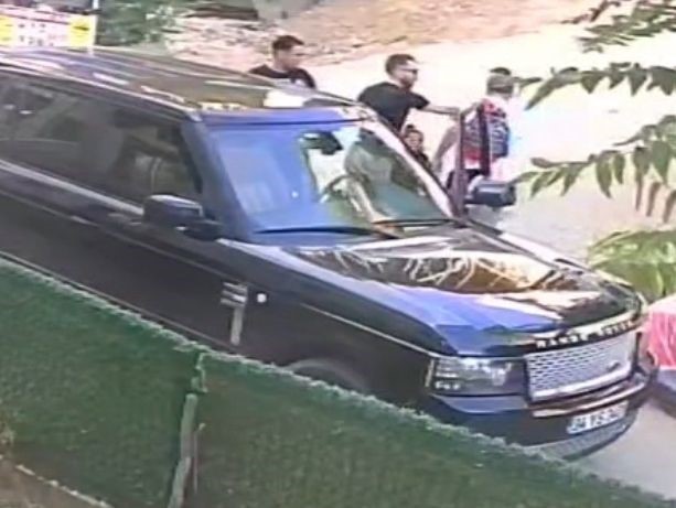 Çocuklarını okula götüren babaya tokat attı