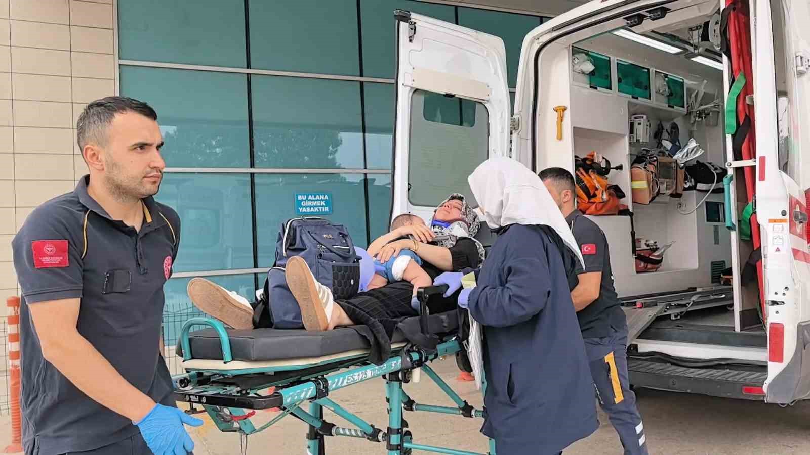 Kontrolden çıkan otomobil demir bahçe kapısına çarptı: 2’si çocuk 4 kişi yaralandı