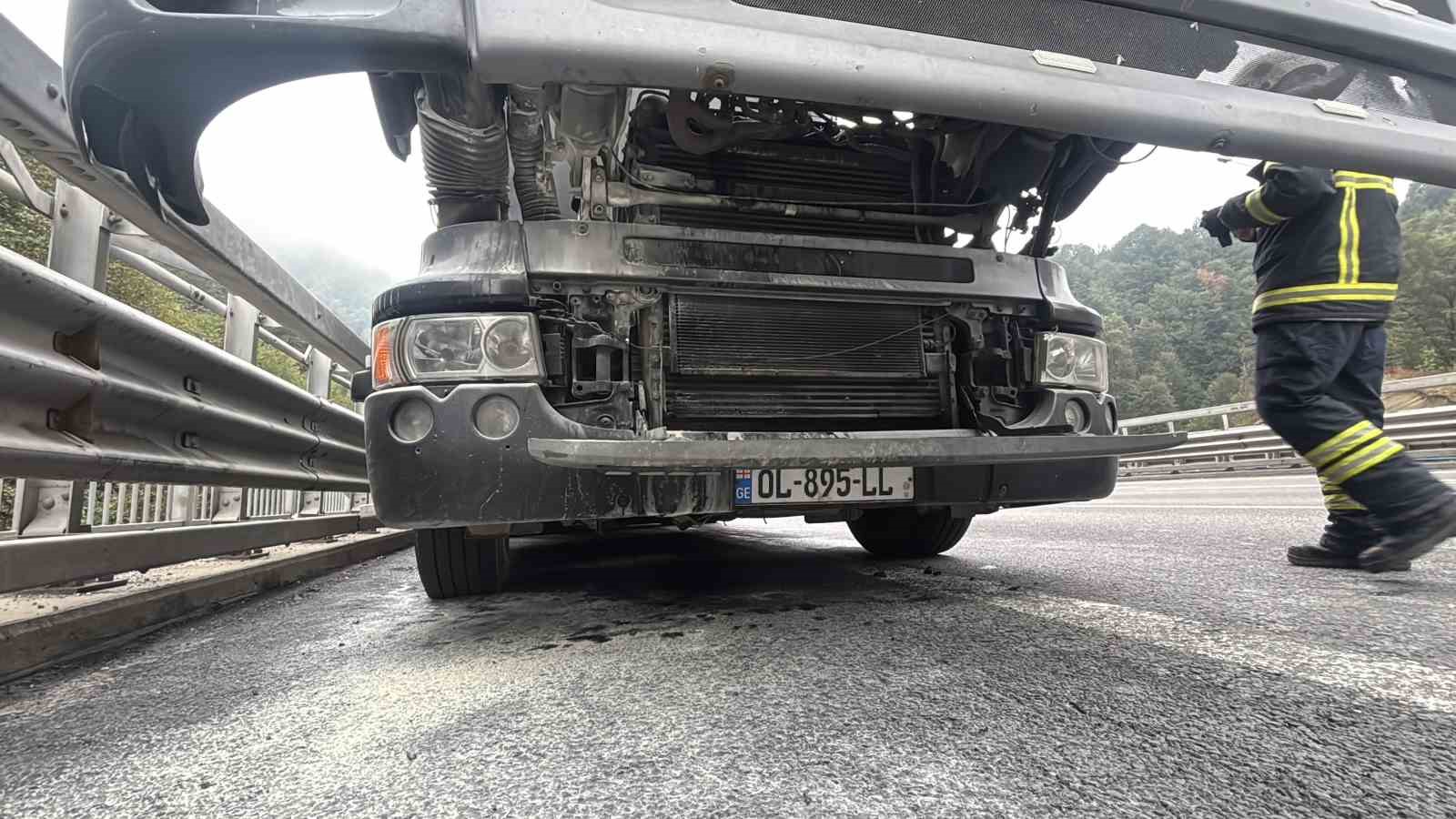 Bolu’da mobilya yüklü kamyon alev aldı: Erken müdahale faciayı önledi