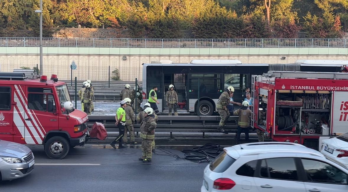 Bayrampaşa-Maltepe Metrobüs Durağı’nda korkutan yangın