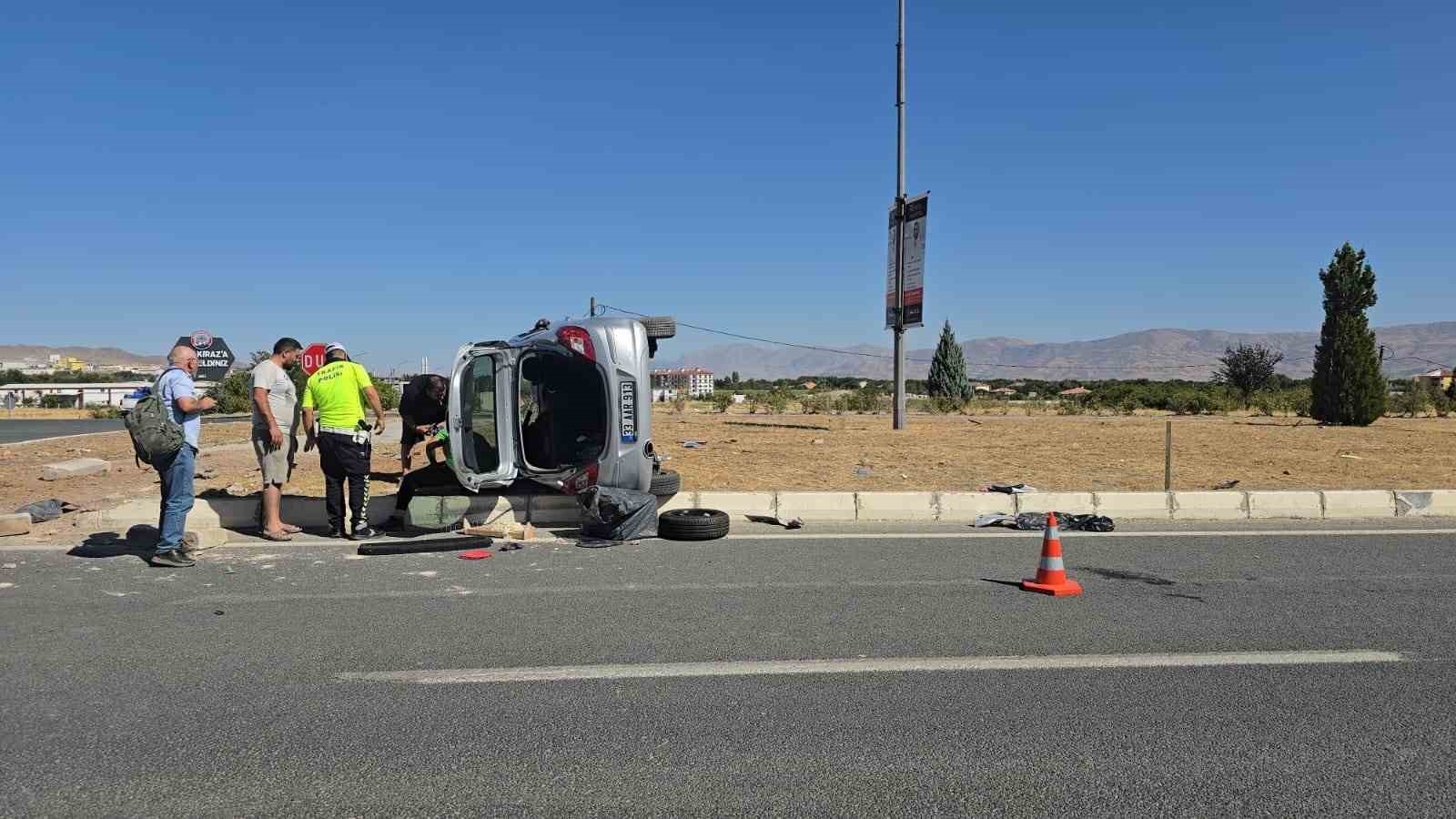 Elazığ’da motosikletle otomobil çarpıştı: 1’i ağır 2 yaralı