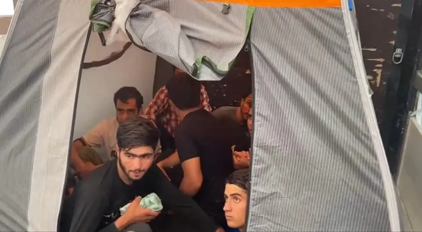 TIR’ın dorsesindeki kamp çadırlarından 17 kaçak göçmen çıktı