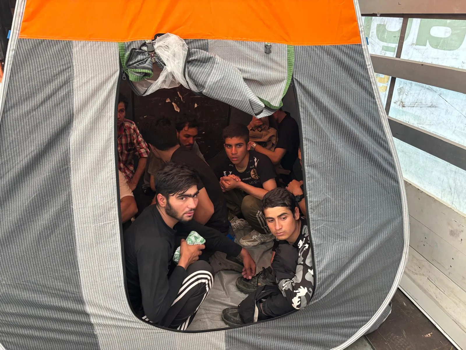 Amasya'da tır dorsesinde 17 düzensiz göçmen yakalandı