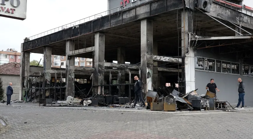 Trabzon'da yanan alışveriş merkezindeki hasar görüntülendi
