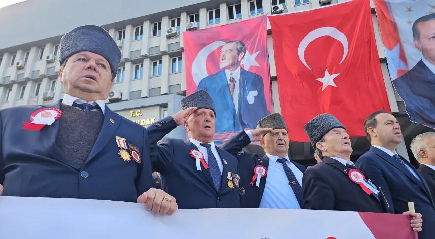 Gaziler Günü’nde eşleri de gazilerle birlikte yürüdü