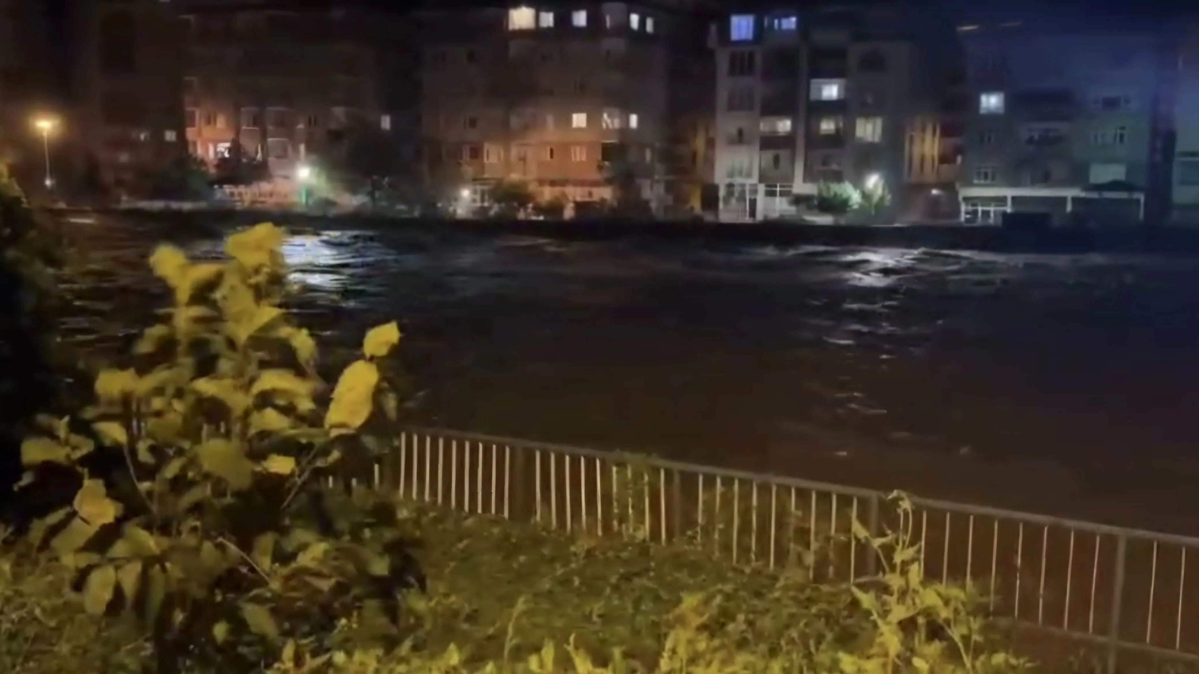 Rizede şiddetli yağış sel ve su baskınlarına neden oldu