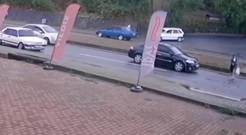 Yaya için durdurulan otomobile, başka araç çarptı; kaza kamerada