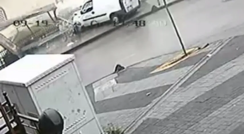 Hafif ticari aracın otobüs durağına çarptığı kaza kamerada