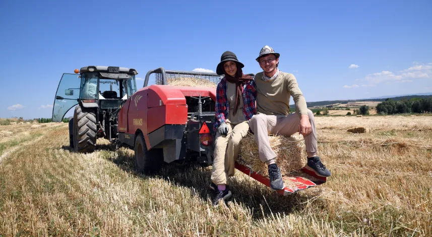 Omuz omuza veren üniversite mezunu genç çift, çiftçilik yapıyor