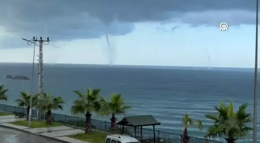 Giresun ve Trabzon açıklarında denizde oluşan hortum kameraya yansıdı