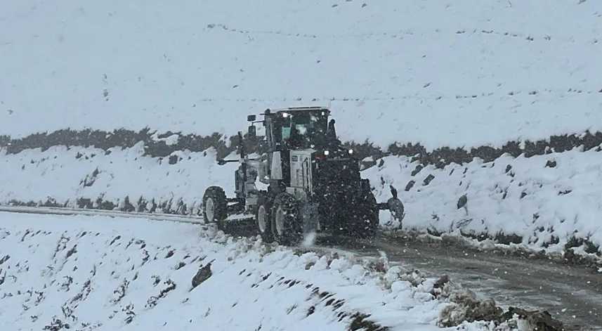 Trabzon'da kar mesaisi; yaylada mahsur kalanlar kurtarıldı