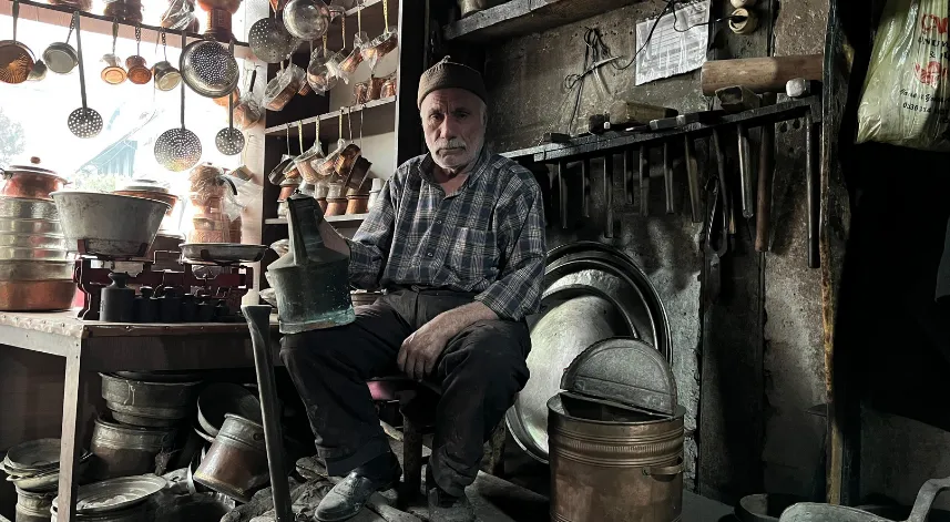 Yaşına aldırış etmeyen usta, unutulmaya yüz tutan mesleğini aşkla yapıyor