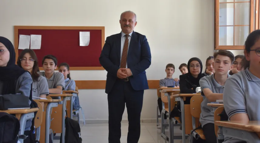Gümüşhane'de 29 yıl önce mezun olduğu lisede müdürlük yapıyor