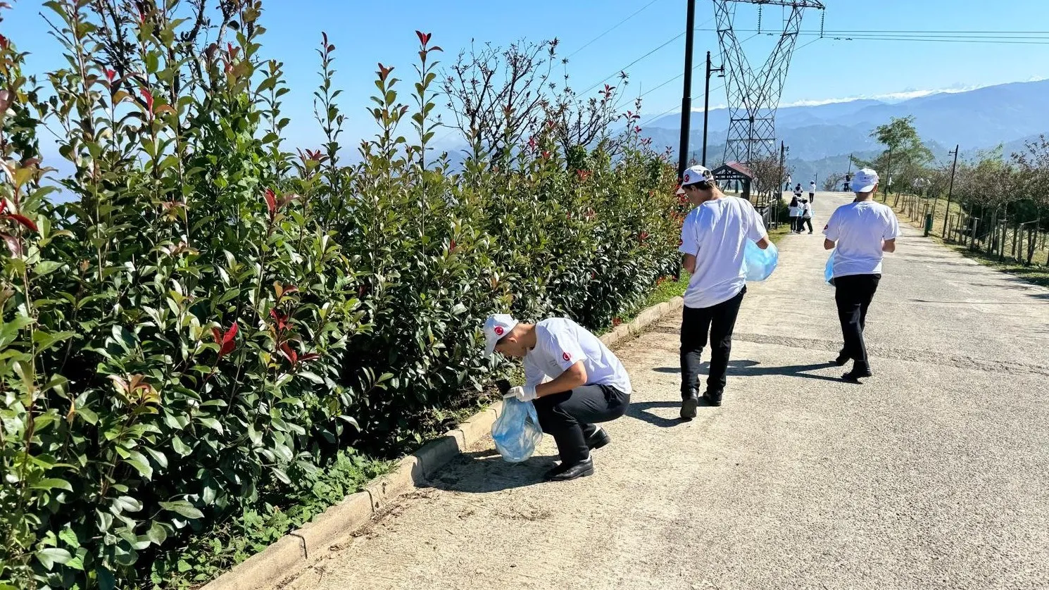 Rize'de Gençler 'Temiz Çevre' İçin El Ele Verdi