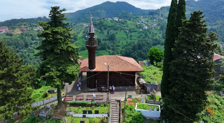 Trabzon'un yüzlerce yıllık camileri taş ve ahşap sanatının zengin örneklerini sergiliyor