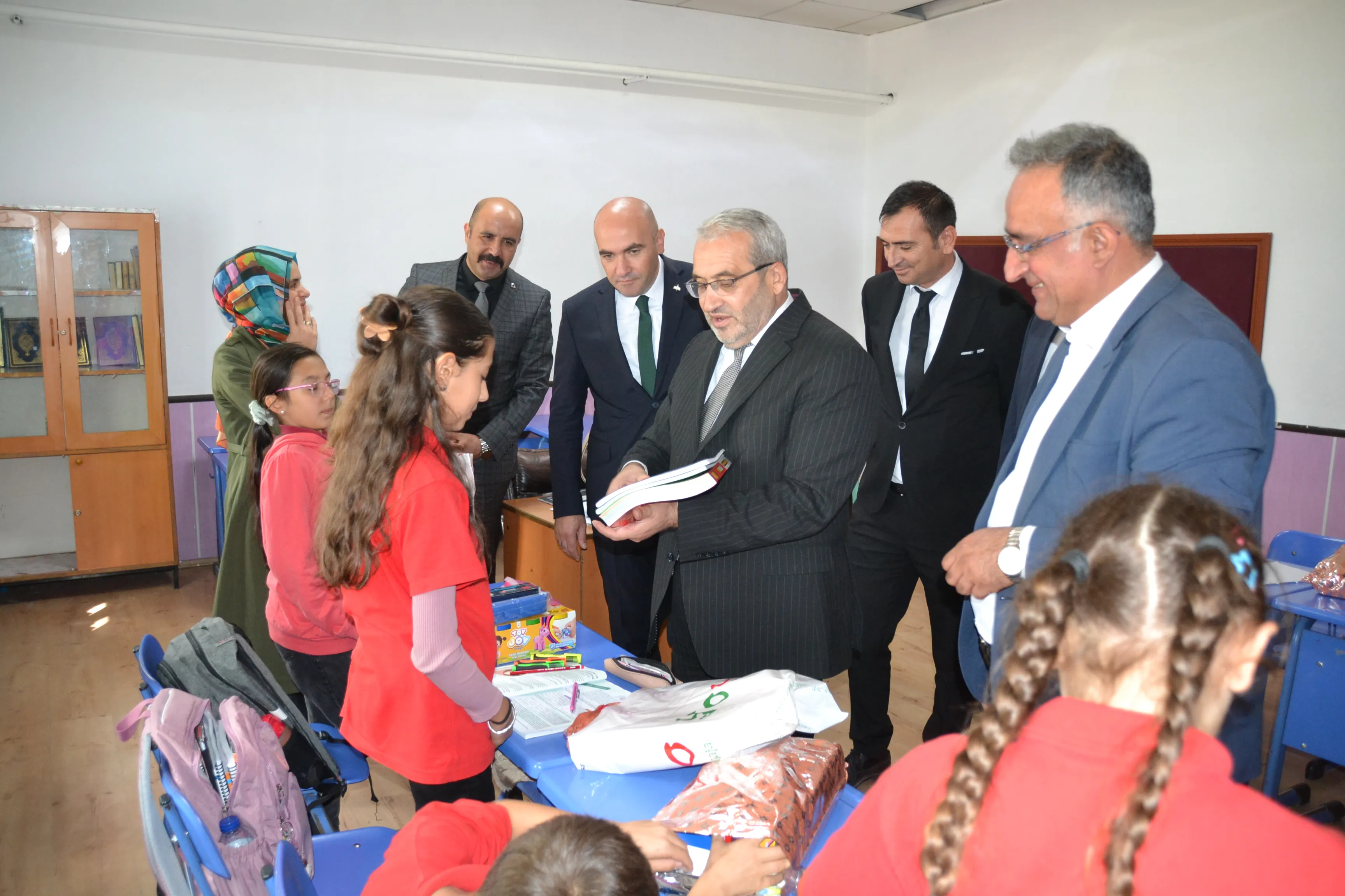 Çorum Yıldırım Beyazıt Ortaokulu'ndan kardeş okula kırtasiye desteği