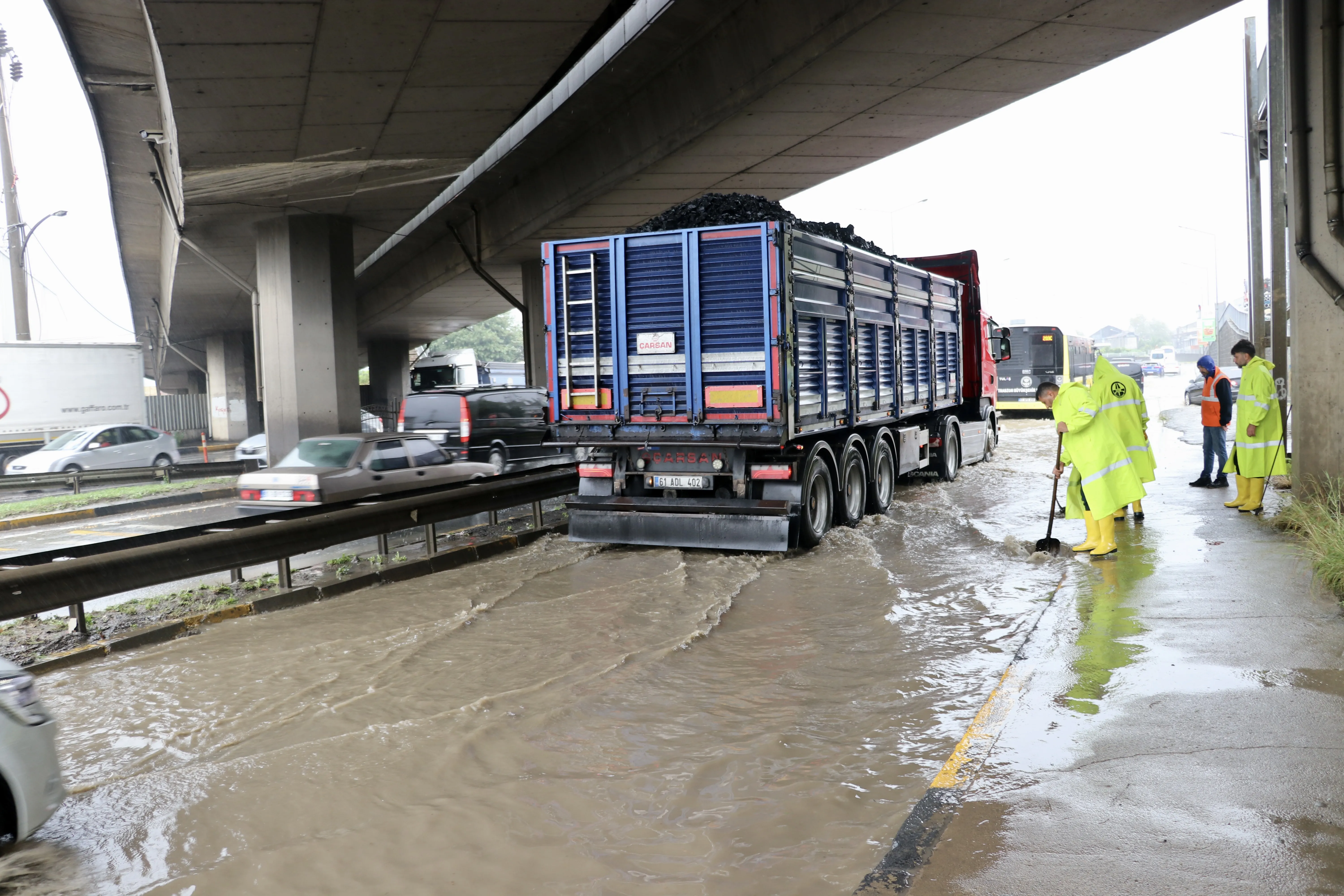 Trabzon'da sağanak hayatı olumsuz etkiledi