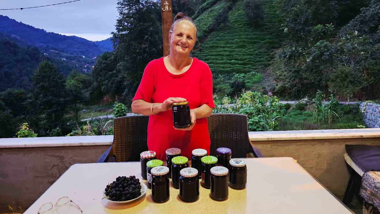 Artvin’de asırlık gelenek sürüyor: Kadınlar kışa üzüm pekmeziyle hazırlanıyor