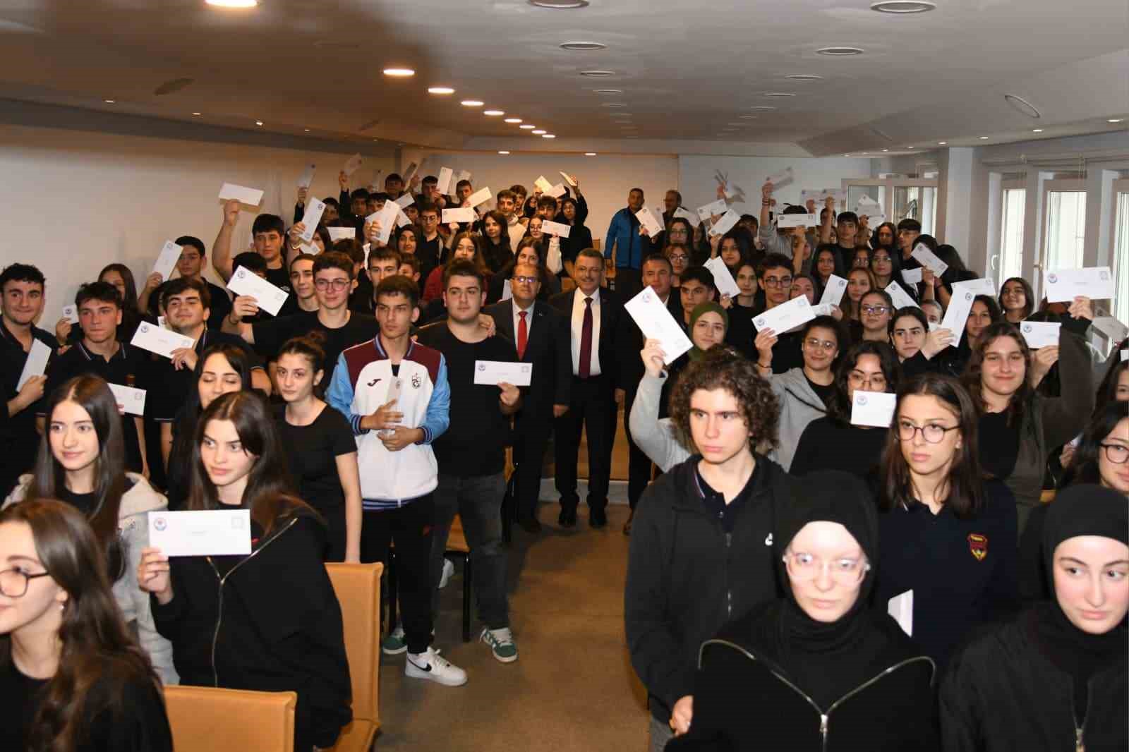 Trabzon’da üniversiteye hazırlanan 10 bin öğrenciye dijital eğitim desteği