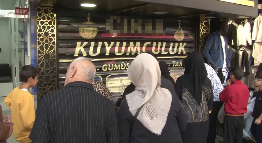Kuyumcu altınları alıp kaçtı, vatandaşlar dükkanı yağmalamaya çalıştı